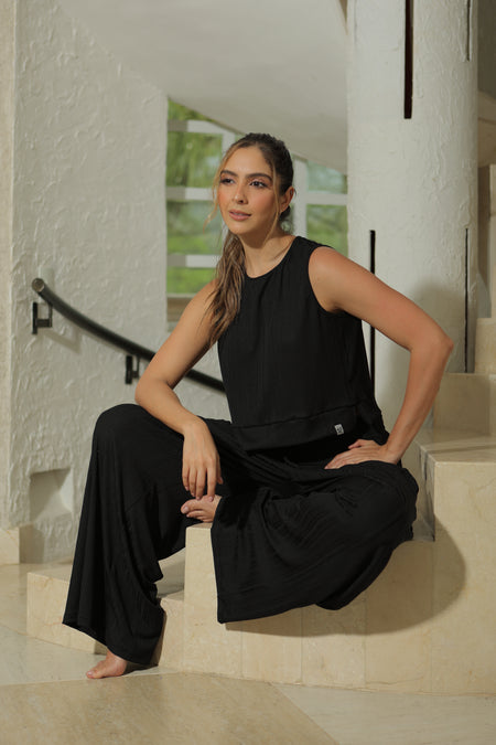 Blusa semicorta con abertura lateral elaborada en rib liviano