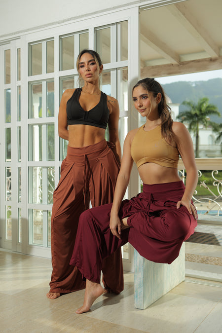 Pantalón amplio con bolsillos, elaborado en poliéster ultra liviano