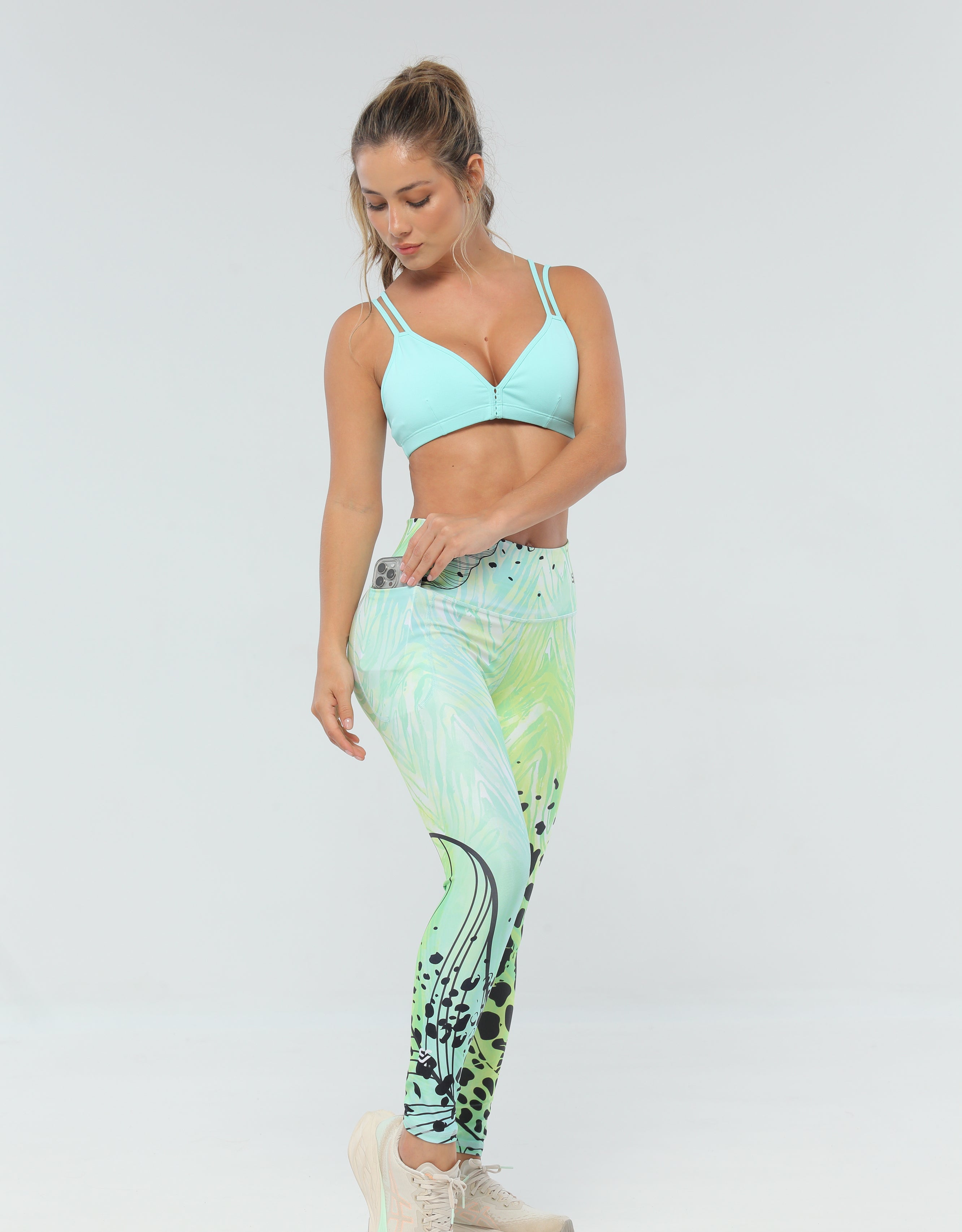 Legging sublimado con bolsillo lateral.