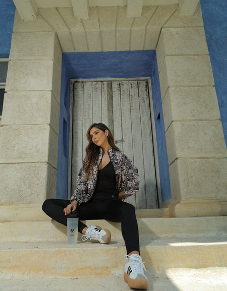 Chaqueta en poliester bolsillos laterales y ajuste elástico