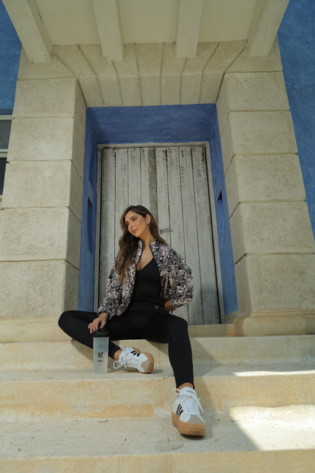 Chaqueta en poliester bolsillos laterales y ajuste elástico