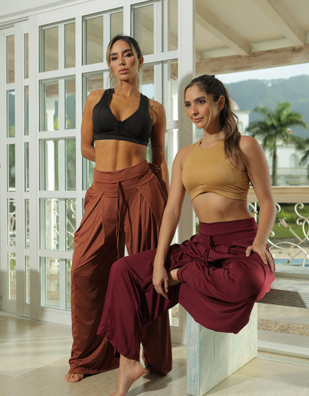 Pantalón amplio con bolsillos, elaborado en poliéster ultra liviano