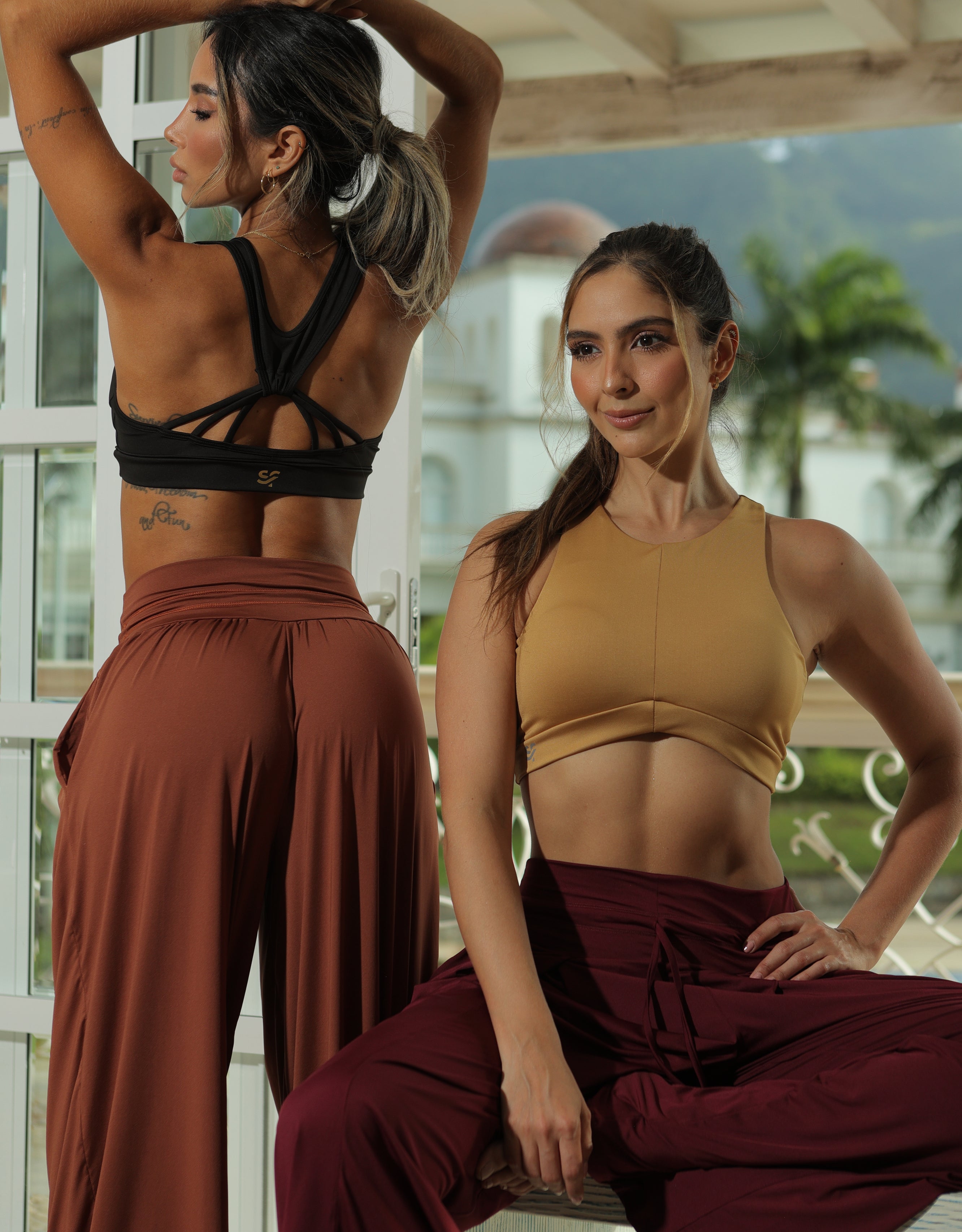 Pantalón amplio con bolsillos, elaborado en poliéster ultra liviano