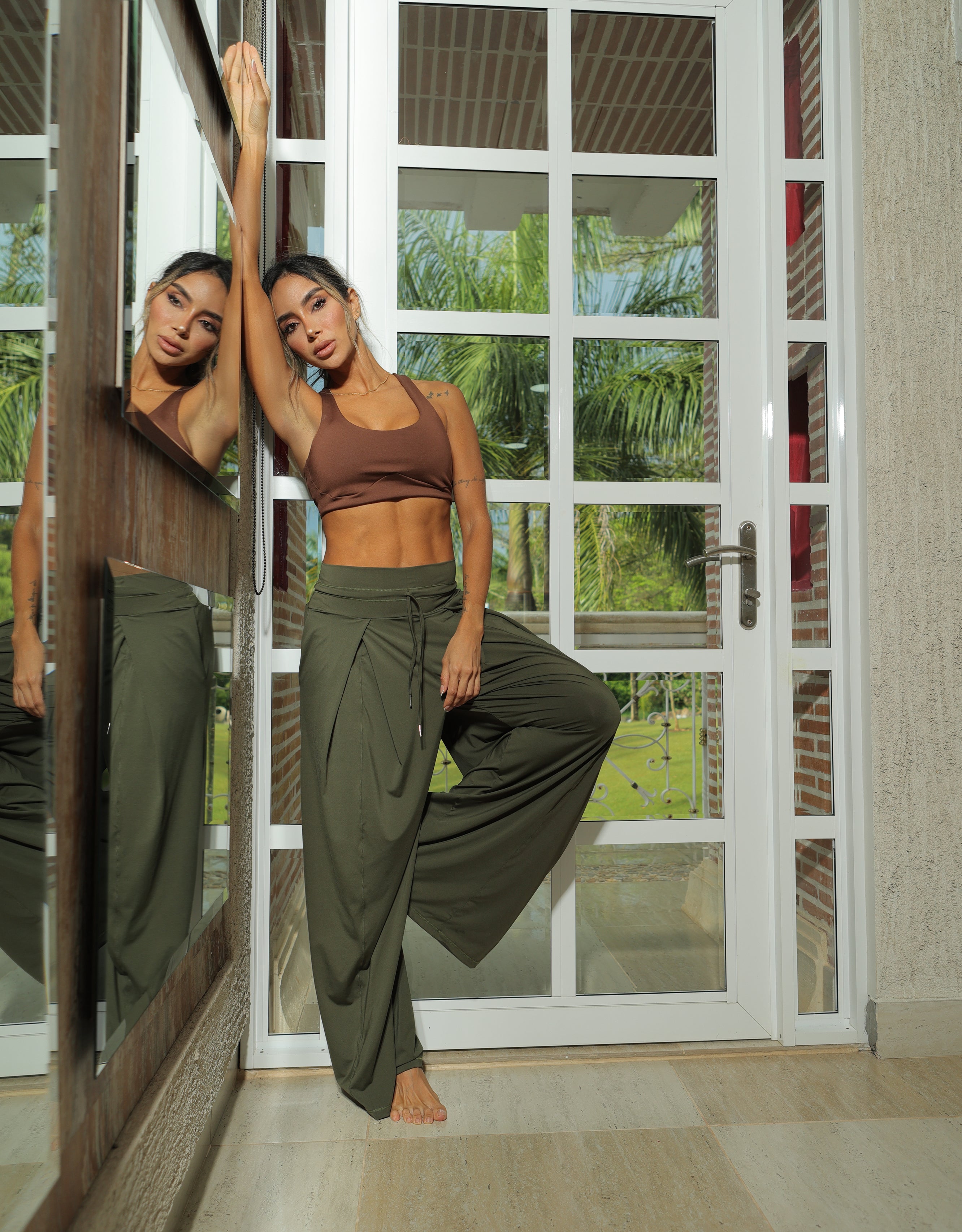 Pantalón amplio con bolsillos, elaborado en poliéster ultra liviano