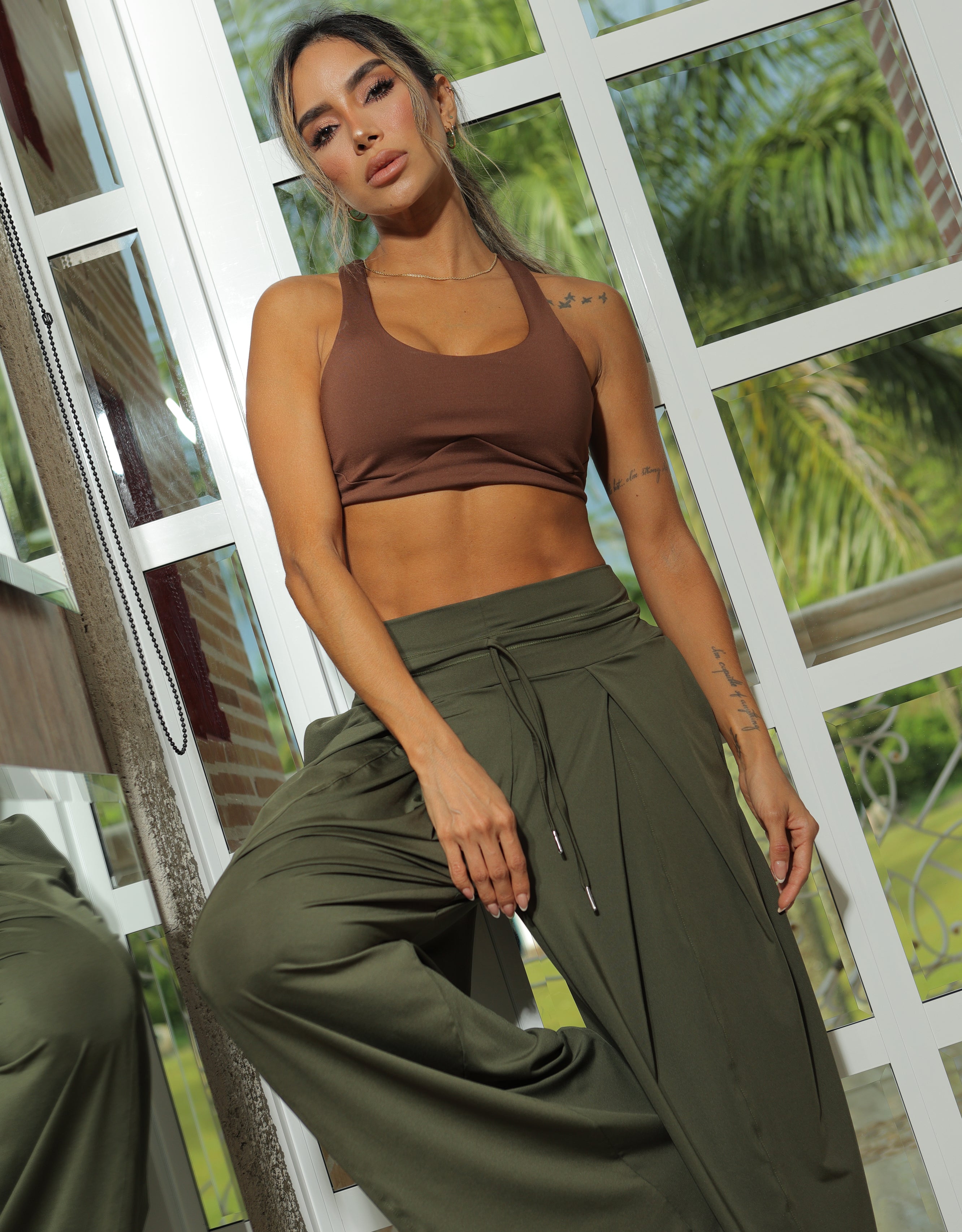 Pantalón amplio con bolsillos, elaborado en poliéster ultra liviano